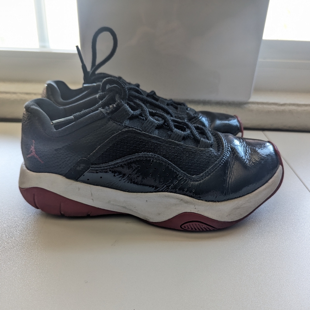 Air Jordan 11 CMFT Low. Black and red  size 5.5 y
